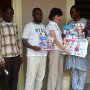 Übergabe des Lehrmaterials zur Aufklärung über Hygiene und die Übertragung von Krankheiten<br />Handing over learning material on hygene and disease prevention